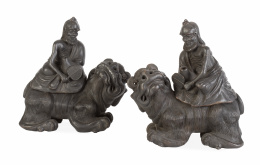 1177.  Pareja de perros de foo, con tapa modelada en anciano de cerámica vidriada de negro, los ojos de pasta vítrea.China, S. XIX.