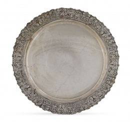 1185.  Bandeja circular de plata, con borde calado con flores y hojas.S. XX.