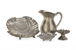731.  Lote de cinco piezas de plata, formado por: jarrito, dos conchas y dos centritos.S. XX.