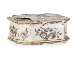 1096.  Tintero de cerámica esmaltada en azul y manganeso.Talavera, ff. del S. XVIII.