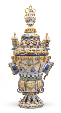 1076.  Copa decorativa con tapa, con decoración aplicada y pintada.Manises, S. XIX.