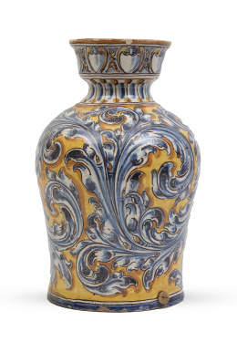697.  Jarro de cerámica esmaltada de estilo renacentista en azul y amarillo.Talavera, Niveiro, S. XX.  
