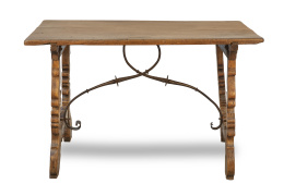 1173.  Mesa de madera de nogal tallada con fiadores de hierro y patas de lira.España, S. XVII. 