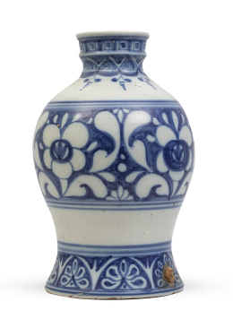 1213.  Filtro de cerámica esmaltada en azul cobalto y blanco.España, S. XIX.