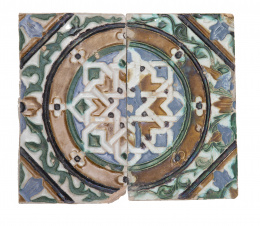1379.  Dos azulejos de tabla cerámica esmaltada en azul, melado, verde y negro, con la técnica de arista.Triana, S. XVI.