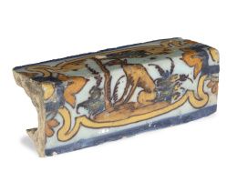 692.  Alizar de cerámica esmaltada, con un perro en un paisaje.Triana, S. XVIII.