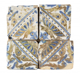 1130.  Conjunto de cuatro azulejos de cerámica esmaltada con la técnica de arista viva.Triana, S. XVI.