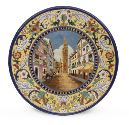 717.  Plato de estilo renacentista de ceramica esmaltada con vista de la Giralda.Triana, primer cuarto del S. XX.