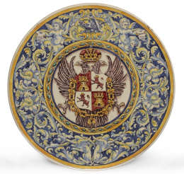 718.  Plato historicista de cerámica esmaltada de estilo renacentista con escudo de Castilla y León.Triana, Sevilla, h. 1900.