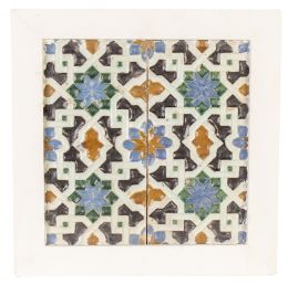 1207.  Dos azulejos de cerámica esmaltada con la técnica de arista y decoración de lacería.S. XVII.