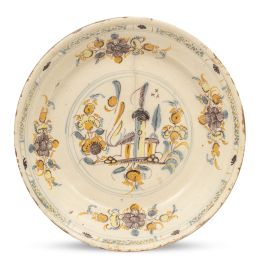 1196.  Plato acuencado de cerámica esmaltada con arquitectura y flores.Triana, S. XVIII.