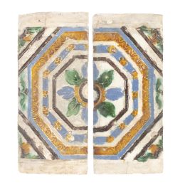 1208.  Pareja de azulejos de tabla de cerámica esmaltada de arista.Triana, S. XVII.