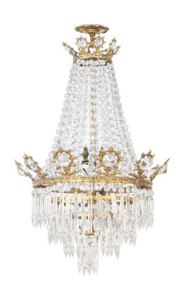 1224.  Lámpara de estilo Luis XVI de cristal, con pandelocas y cuentas facetadas y metal  doradocon forma de estrellas de estilo Luis XVI.España, S. XX.