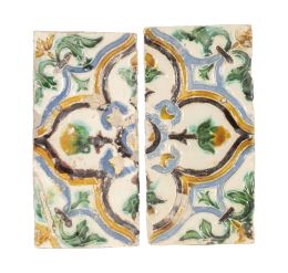 1206.  Dos azulejos de cerámica esmaltada con la técnica de arista.Toledo, S. XVI.