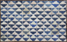 518.  Panel de 54 azulejos de cerámica con la técnica de arista, esmaltada en azul y blanco.Sevilla, (1501-1600).