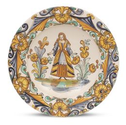 674.  Plato acuencado de cerámica esmaltada con dama, flanqueada por ramilletes de flores.Cataluña, S. XX.