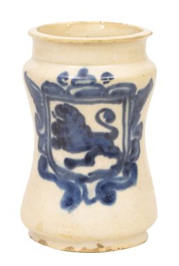 1146.  Albarelo de cerámica esmaltada en azul cobalto y blanco con león rampante.España, S. XVIII.