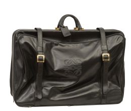 455.  Maleta LOEWE vintage en piel con dos asas, refuerzo de cier