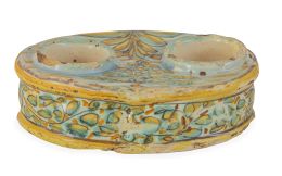 1176.  Especiero de cerámica esmaltada con decoración vegetal.Talavera - Puente del Arzobispo, S. XVIII.