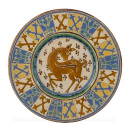 585.  Plato de cerámica de cuerda seca, esmaltado en verde, azul, marrón y amarillo, decorado con ciervo.Triana, principios del S. XX.