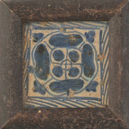 980.  Azulejo de cerámica esmaltada en azul y blanco con flor.Manises, S. XV.