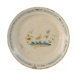 1144.  Plato de cerámica esmaltada con pajarito en el asiento.Triana, S. XVIII.