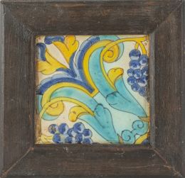 1135.  Azulejo de cerámica esmaltada con hojas y vides., esmaltado en manganeso, azul verdoso, aul y amarillo.Valencia, principios del S. XVIII.