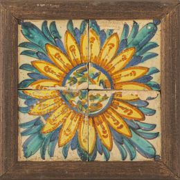 1139.  Panel de cuatro azulejos de cerámica esmaltada decorada con un girasol con hojas.Valencia, primer tercio del S. XVIII.