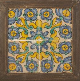 1140.  Panel de cuatro azulejos de cerámica esmaltada en verde, ocre y azul, con flores.Valencia, S. XVIII.
