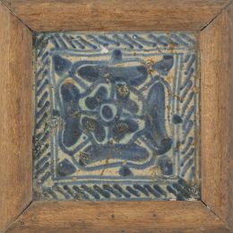 981.  Azulejo de cerámica esmaltada en azul y blanco con flor.Manises, S. XV.
