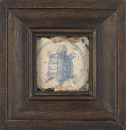 1133.  Azulejo blasonado de de cerámica esmaltada con tortuga en azul de cobalto.Valencia, S. XVI.