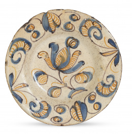 1390.  Plato de cerámica esmaltada de la serie tricolor, con flor 