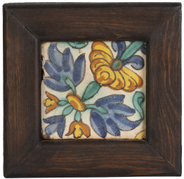 502.  Azulejo de cerámica esmaltada con decoración floral.Valencia, S. XVIII.