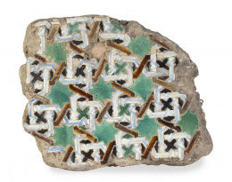 1132.  Fragmento de alicatado de cerámica vidrida en verde, azul y ocre con estrellas de ocho puntas.Triana, S. XIV - XV.