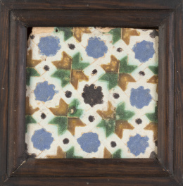 515.  Azulejo de arista de cerámica esmaltada en melado, verde y negro.Triana, S. XVI.