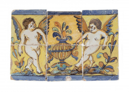 548.  Panel de seis azulejos de cerámica esmaltada con puttis sosteniendo un jarrón de flores.Triana, S. XVII.