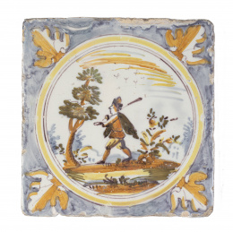 549.  Azulejo de cerámica esmaltada con personaje en bosque.Triana, S. XVIII.
