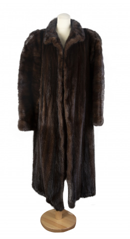 500.  Abrigo largo de visón, mangas anchas, cuello de solapa y bolsillos laterales