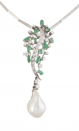 163.  Collar con centro de brillantes y esmeraldas del que pende gran perla australiana barroca encabezada por dos brillantes