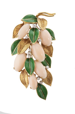 384.  Broche años 60 con diseño floral, realizado con cabuchones de coral piel de ángel, brillantes, y esmalte verde en hojas combinadas con hojas con decoración rayada