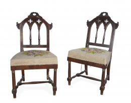 1313.  Pareja de sillas de estilo neogótico de madera de caoba, fileteado en latón y tapicería de petit-point.Francia, segunda mitad del S. XIX.