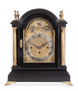 1207.  Reloj Bracket de madera ebonizada y metal dorado.Inglaterra, primer cuarto del S. XIX.