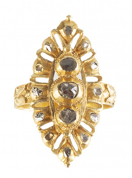 9.  Sortija lanzadera S. SVIII-XIX de diamantes talla roca y anverso con decoración grabada