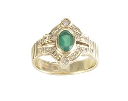 187.  Sortija con esmeralda oval rodeada por marco oval de brillantes