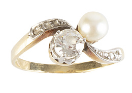 118.  Sortija tu y yo de pp. S. XX, con brillante de talla antigua y perla entre brazos sinuosos de diamantes