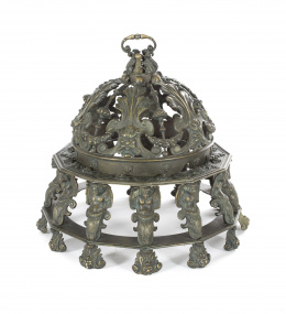 569.  Brasero de bronce con decoración de estilo renacentista, tapa con forma cupuliforme con hojas de acanto.Trabajo español, segunda mitad del S. XIX..