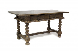 356.  Mesa en madera de nogal y castaño con dos cajones en la cintura con talla popular y patas salomónicas.España S. XVII.