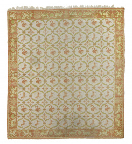 1019.  Alfombra en lana de nudo español de campo beige y rosa, con decoración geométrica de animales.Fundación de gremios, años 40-50..