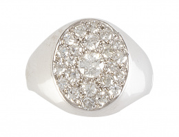 274.  Sortija tipo sello oval con frente cuajado de brillantes