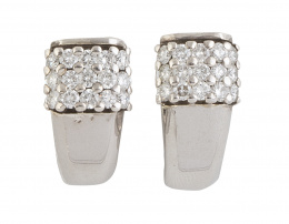 248.  Pendientes en oro blanco y brillantes con diseño de banda con cuadrado superior de pavé